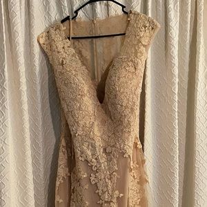 A line lace and tulle wedding dress